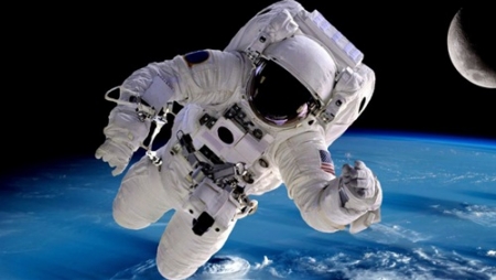 شاهد بالفيديو .. رائد فضاء يصلّي في الهواء وسط انعدام الجاذبية