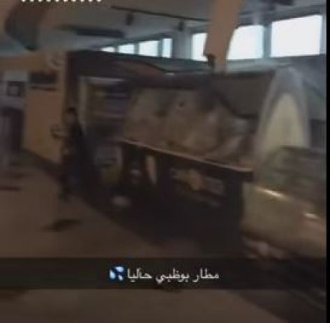 بالفيديو ..تحطم مروحيات وأجزاء من مطار أبو ظبي بسبب العواصف