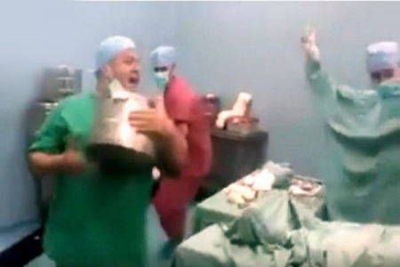بالفيديو .. وصلة رقص بين مجموعة من الاطباء والممرضين في غرفة العمليات