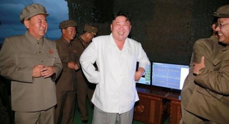 زعيم كوريا الشمالية يمنع الضحك في البلاد !