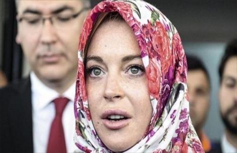 الممثلة الأمريكية ليندسي لوهان ترتدي الحجاب وتدافع عن أردوغان