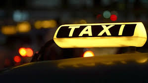 ضبط سائق 'تاكسي' يتداول دولارات مزورة في منطقة الجبيهة