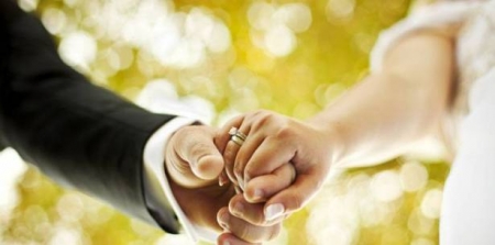 11 سيدة يحولن زفاف قريبهن إلى “هوشة” بالأيدي و”شد” الشعر واللكمات !!