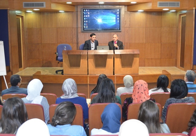 عميد شؤون الطلبة في جامعة عمان الأهلية يلتقي طلبة