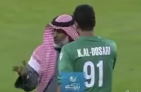 أب قطري يدخل الملعب لفض نزاع ابنه حارس المرمى (شاهد)