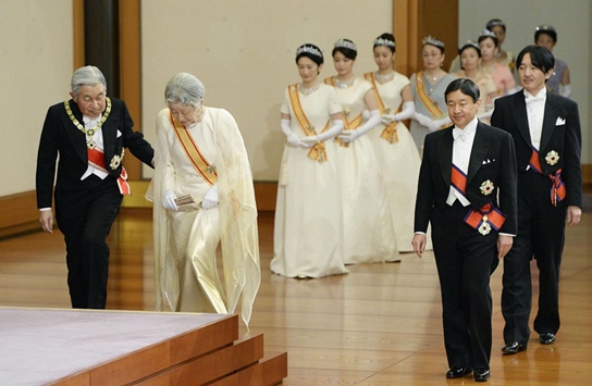 اليابان تبحث السماح للإمبراطور بالتنازل عن العرش