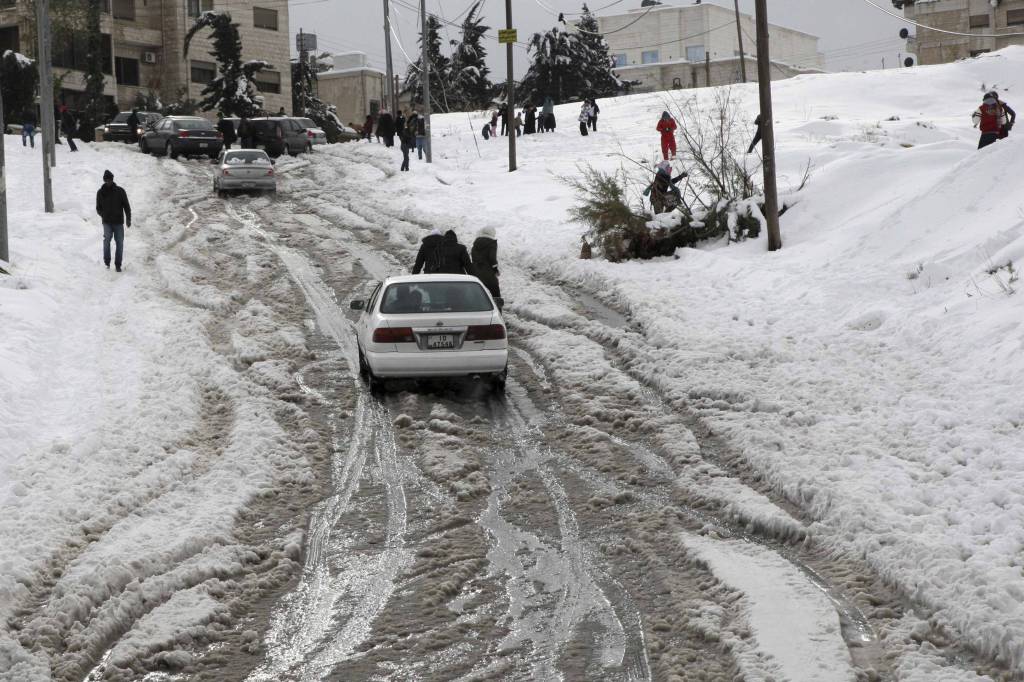 إغلاق طريق شريف الجنوب بسبب تراكم الثلوج الذي وصل 12 سم