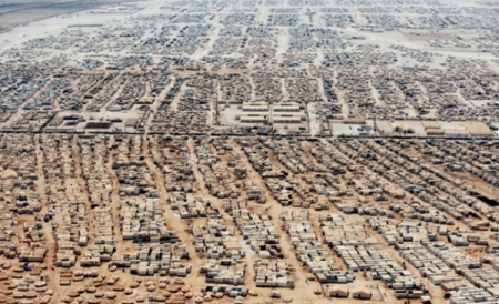 العمل توضح اسباب السماح للسوريين في المخيمات بالعمل خارجها