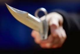 غضب شعبي بعد قيام نائب بالاعتداء بالسكين على طفل ووالده وجده داخل منزله في الكرك