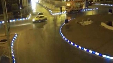 شاهد بالفيديو .. حادث تصادم على الدوار الخامس بالعاصمة عمان