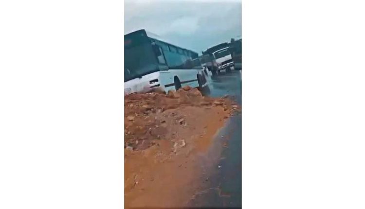 انزلاق حافلة طلاب على طريق عمان الزرقاء