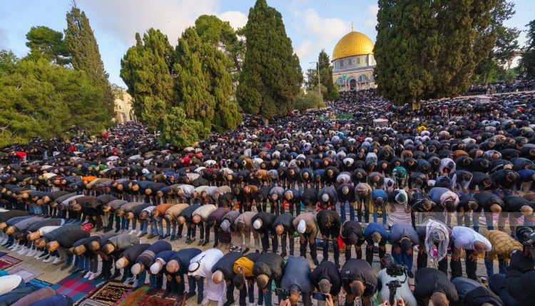 120 ألف مصل يؤدون صلاة العيد في المسجد الأقصى