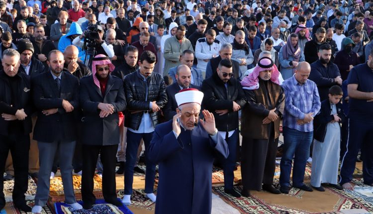 الأردنيون يؤدون صلاة عيد الفطر السعيد
