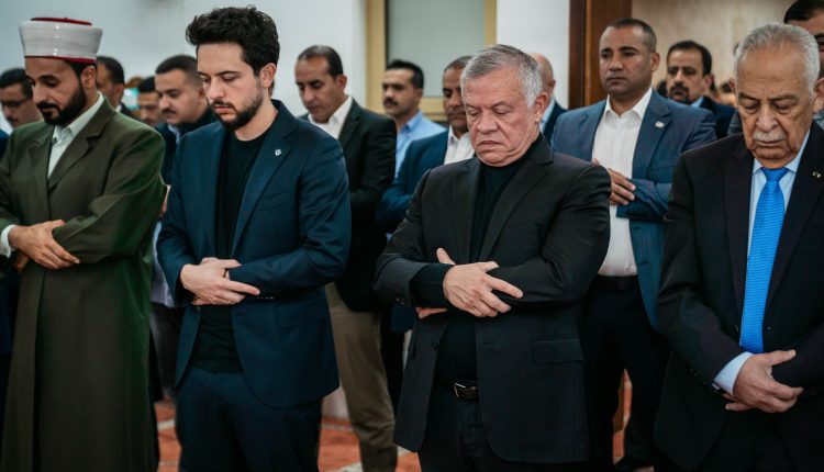 جلالة الملك عبدالله الثاني وسمو الأمير الحسين بن عبدالله الثاني، ولي العهد، يؤديان صلاة عيد الفطر في مسجد الحرس الملكي في العقبة