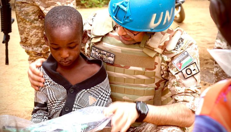 قوة الانتشار السريع مالي3 توزع مساعدات إنسانية بمناسبة العيد