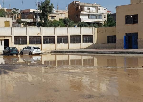إخلاء طلاب مدرسة في بيرين دهمتها مياه الأمطار