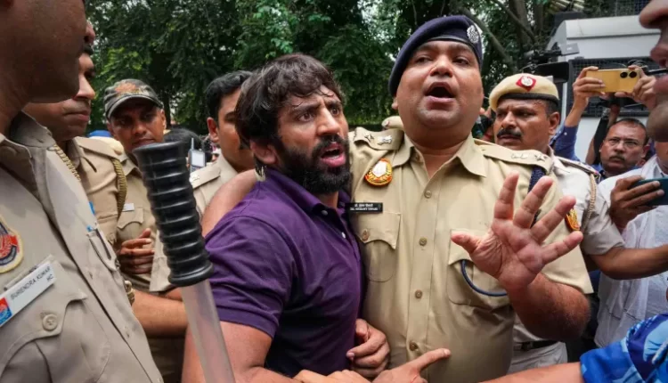 اعتقال مصارعين هنود بارزين خلال تظاهرهم ضد رئيس الاتحاد المتهم بالتحرش بمصارعات