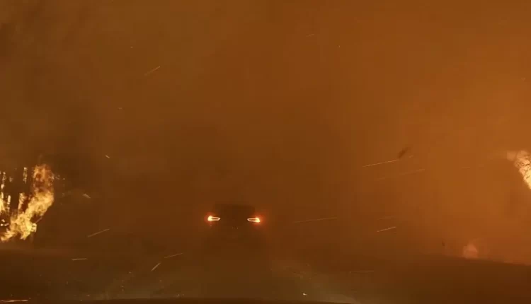 الحرائق تلتهم الأخضر واليابس شرق كندا وتجبر الآلاف على ترك منازلهم