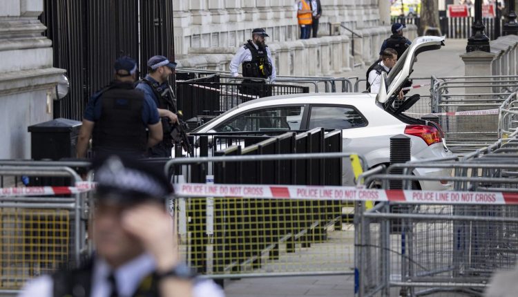 الشرطة البريطانية تلقي القبض على شخص صدمت سيارته بوابة مقرّ رئيس الوزراء