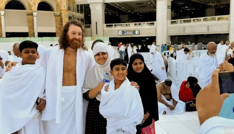المصارع الكندي سامي زين يؤدي مناسك العمرة