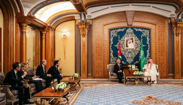 الملك وولي العهد السعودي يعقدان لقاء في جدة