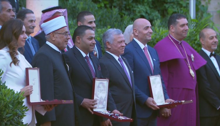 الملك ينعم بأوسمة على مؤسسات وشخصيات وطنية بعيد الاستقلال الـ 77