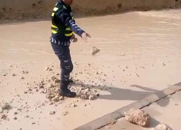 المياه تغلق جسري أبو نصير والبقعة