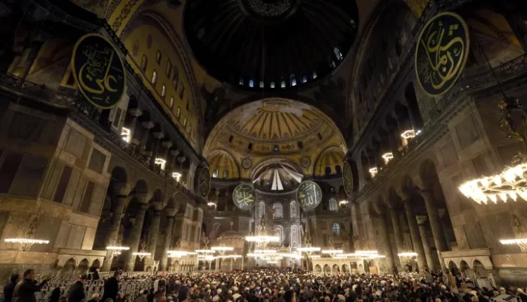 بمناسبة ذكرى فتح القسطنطينية وفوز أردوغان.. تكبيرات وإقبال كثيف على صلاة الفجر بمسجد آيا صوفيا