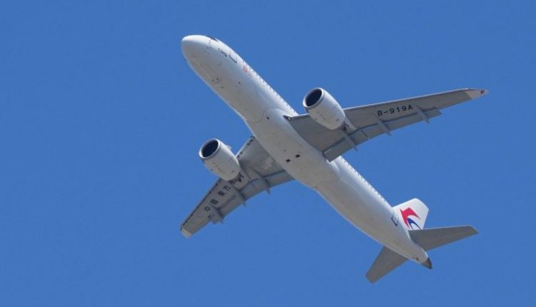 تخطط لمنافسة بوينغ وإيرباص.. إقلاع أول طائرة ركاب صينية الصنع في رحلتها التجارية الأولى