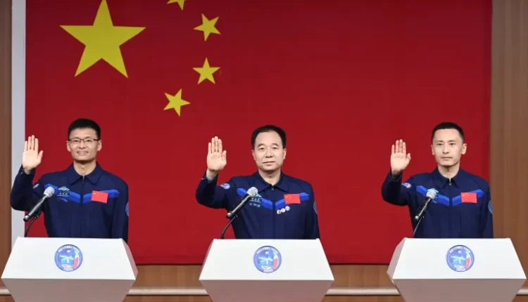 تضم أول مدني.. الصين تستعد الثلاثاء لإطلاق سفينة مأهولة نحو محطتها الفضائية