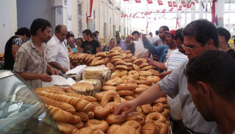 تونس.. تحديات معيشية صعبة بسبب نقص الخبز والمواد الأساسية