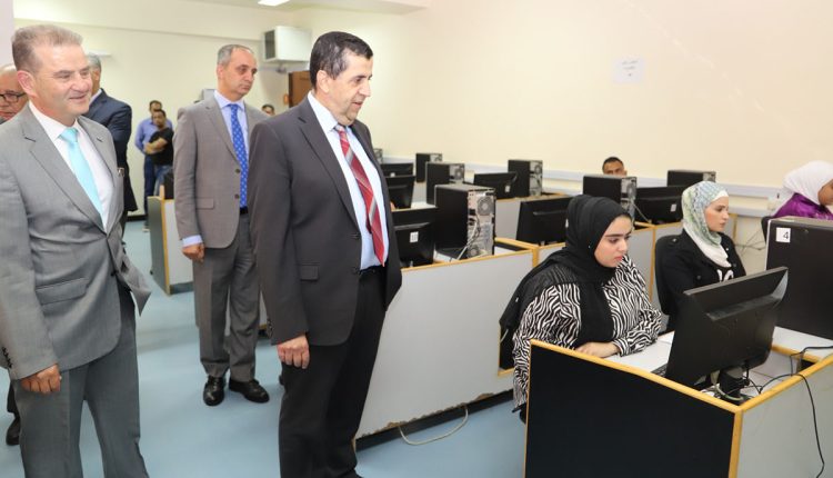 رئيس البلقاء التطبيقية يتفقد قاعات امتحان "الشامل"