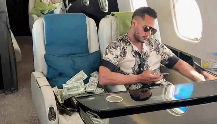كيف دخل من المطار؟.. هجوم وانتقادات للفنان المصري محمد رمضان بعد صورة الدولارات