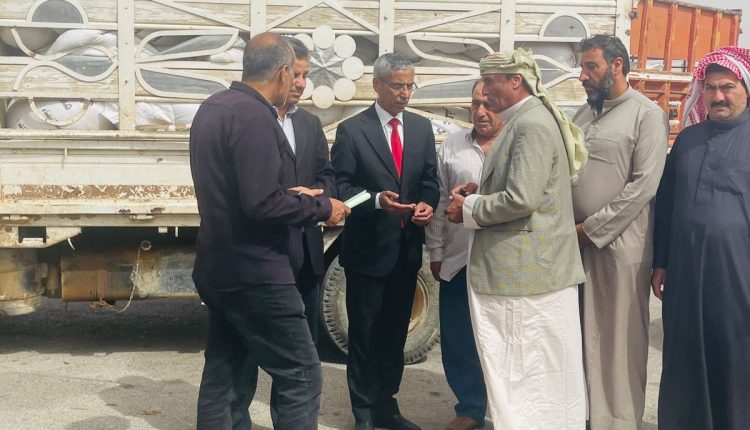 محافظ المفرق يطلع على آلية صرف الأعلاف لمربي المواشي