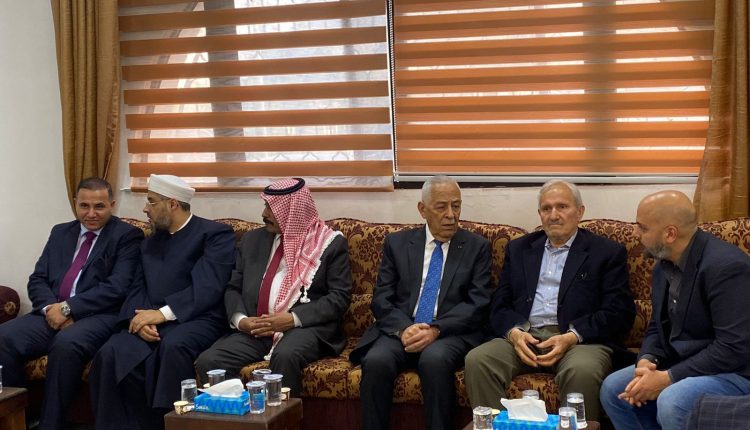 مندوبا عن الملك .. رئيس الديوان الملكي يعزي عشيرة الحديدي