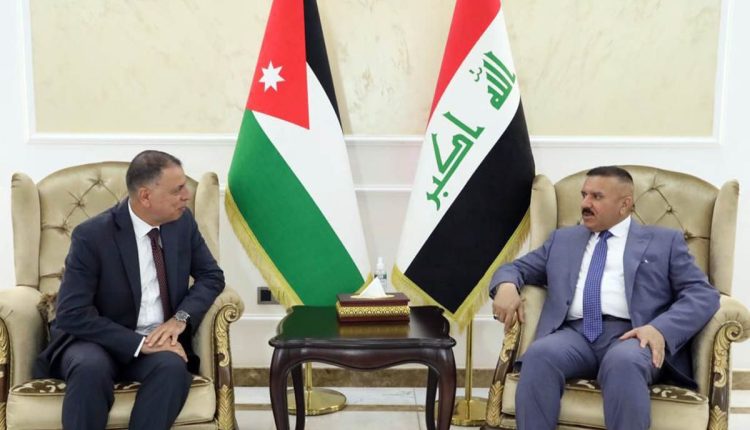 وزير الداخلية يلتقي نظيره العراقي في بغداد