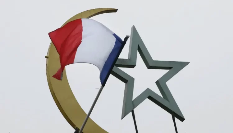 مقال في أوريان 21: الجدل حول الإسلاموفوبيا بفرنسا أصبح مريرا للغاية وأقل أكاديمية وأكثر تسييسا