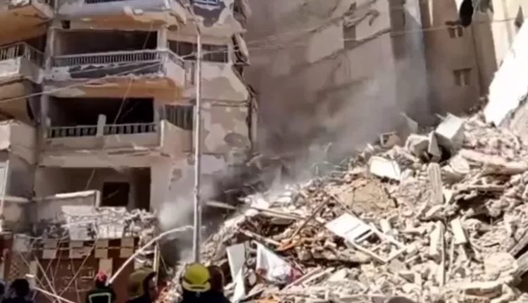 انهيار عقار مكون من 14 طابقا في الإسكندرية بمصر