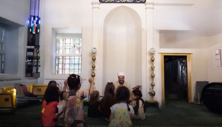 "تعالوا نلعب معا".. إمام تركي يبتكر طريقة لتشجيع الأطفال على القدوم إلى المسجد