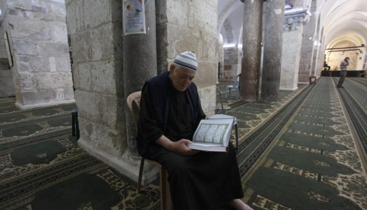 "القرآن يُدنس".. غضب فلسطيني من تمزيق وحرق مستوطنين للمصاحف بنابلس