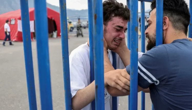 "ربطوا المركب بحبل ثم انقلب".. هل ترك خفر سواحل اليونان مئات اللاجئين يغرقون؟