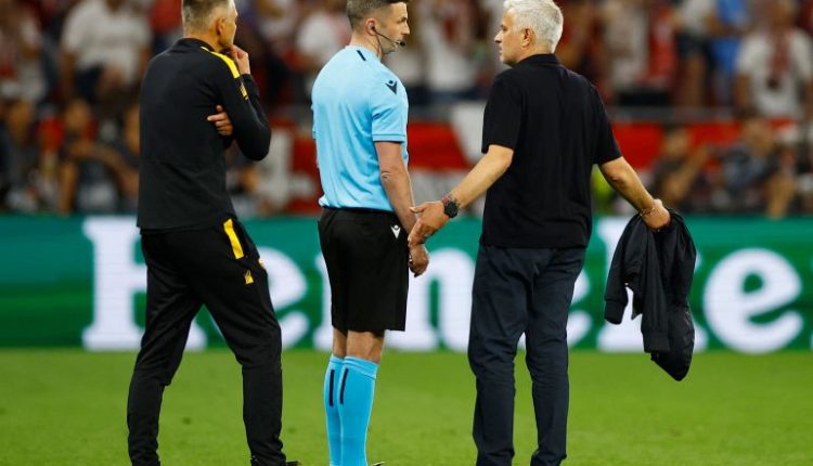 وضع جهاز تسجيل في سترته "ليحمي نفسه".. عقوبة مغلظة لمورينيو بسبب انتقاده للحكام