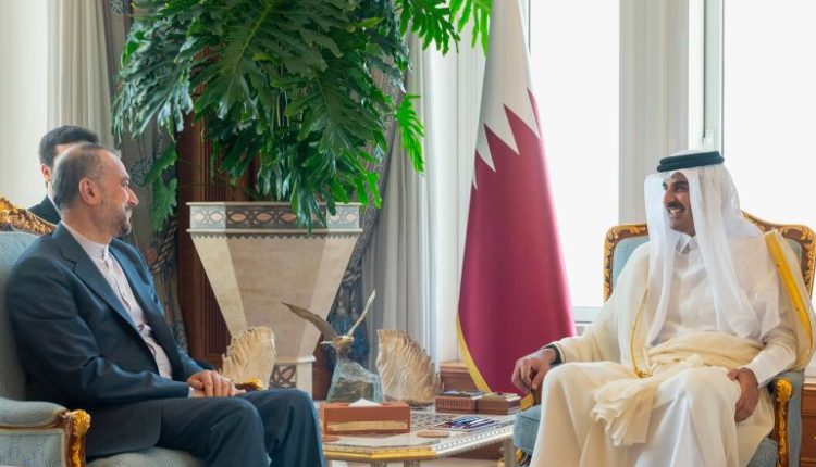 أمير قطر ووزير الخارجية الإيراني يستعرضان العلاقات الثنائية بين البلدين