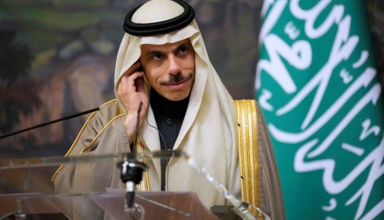 أول زيارة منذ أكثر من عقد.. وزير الخارجية السعودي يصل إلى طهران