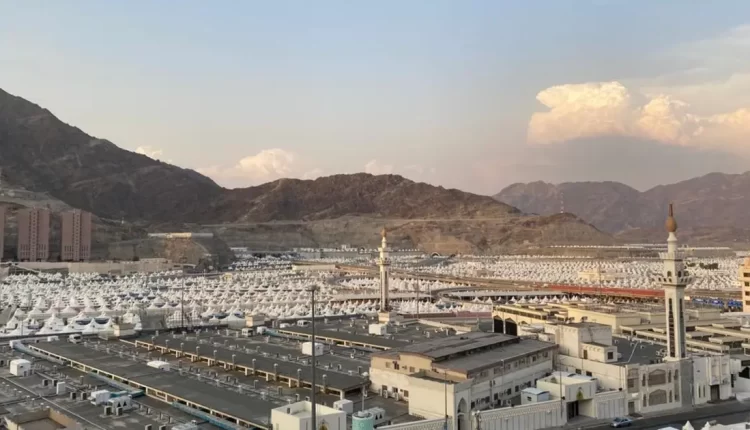 الحجاج يتوافدون إلى منى لقضاء يوم التروية
