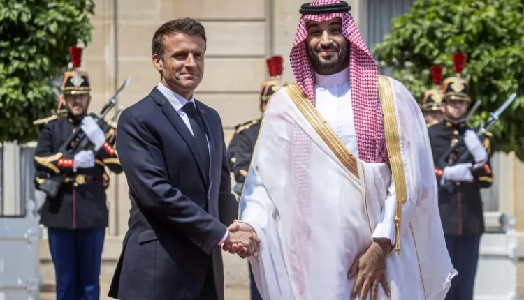 الرئيس الفرنسي وولي العهد السعودي يبحثان العلاقات الثنائية وملفات دولية
