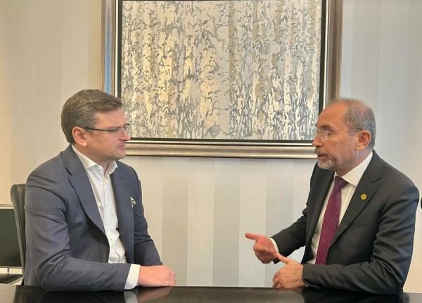 الصفدي يبحث مع نظيره كوليبا الأزمة الأوكرانية