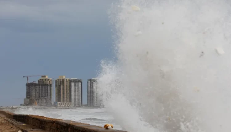 عواصف وأمواج عاتية تضرب سواحل الهند وباكستان مع اقتراب إعصار "الكارثة"
