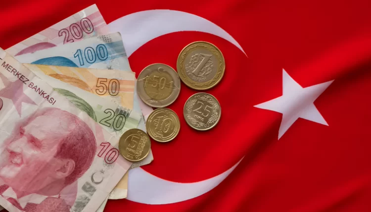 الليرة التركية تواصل خسائرها بعد رفع الفائدة