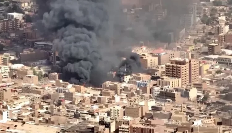 المعارك تدخل شهرها الثالث.. مقتل والي غرب دارفور واتساع المواجهات في السودان